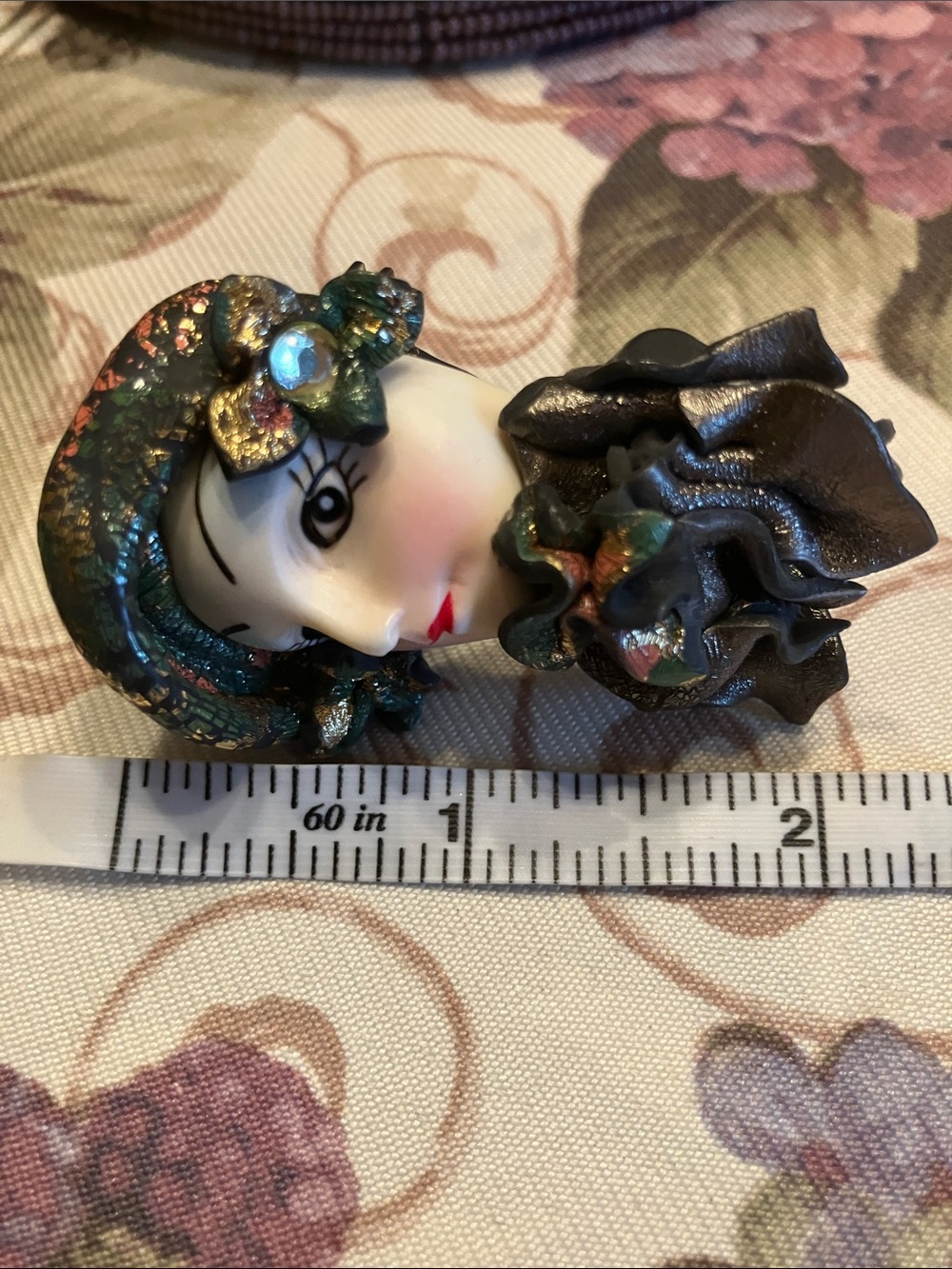 Art Deco - Style Flapper Lady Brooch - Picture 6 of 7